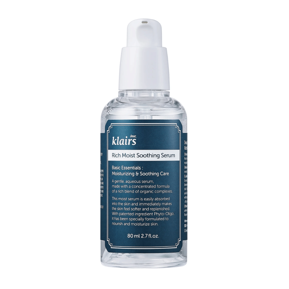 Una botella transparente con Klairs Rich Moist Soothing Serum y un tapón blanco, sobre un fondo blanco.