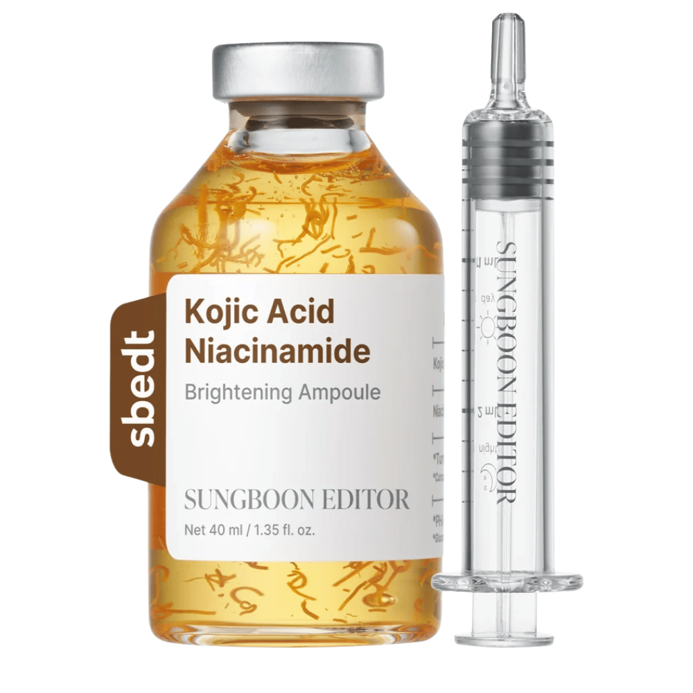 7. SUNGBOON EDITOR Kojic Acid Niacinamide Brightening Ampoule 40 ml – frasco de sérum dorado con hebras activas visibles y aplicador transparente sobre fondo blanco