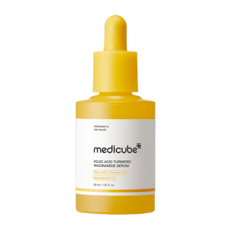 Imagen de producto recortada de Medicube Kojic Acid Turmeric Niacinamide Serum con frasco amarillo y cuentagotas. El diseño minimalista y los colores cálidos aportan una impresión moderna y clínica, al mismo tiempo que el producto se asocia con glow y brightening skincare.