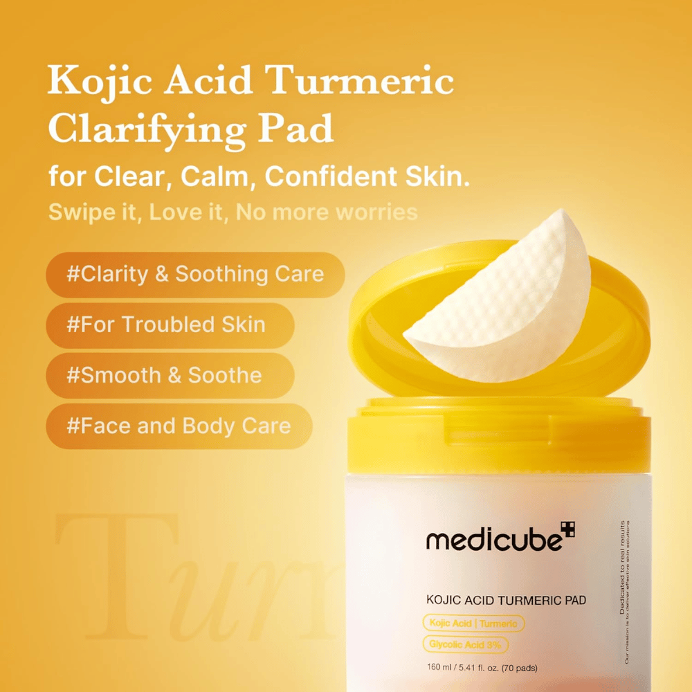 Imagen de campaña para Medicube Kojic Acid Turmeric Pad que destaca discos exfoliantes para una piel más clara, cuidado calmante y uso tanto en el rostro como en el cuerpo.