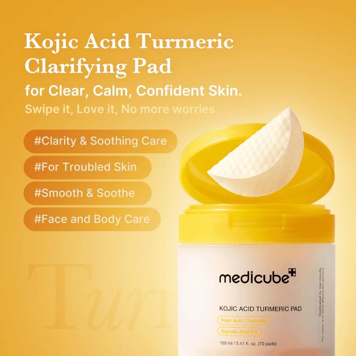Imagen de campaña para Medicube Kojic Acid Turmeric Pad que destaca discos exfoliantes para una piel más clara, cuidado calmante y uso tanto en el rostro como en el cuerpo.