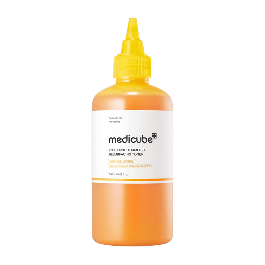 Imagen de producto recortada de Medicube Kojic Acid Turmeric Resurfacing Toner en botella aplicadora amarilla para cuidado exfoliante de la piel y mejora de la textura cutánea.