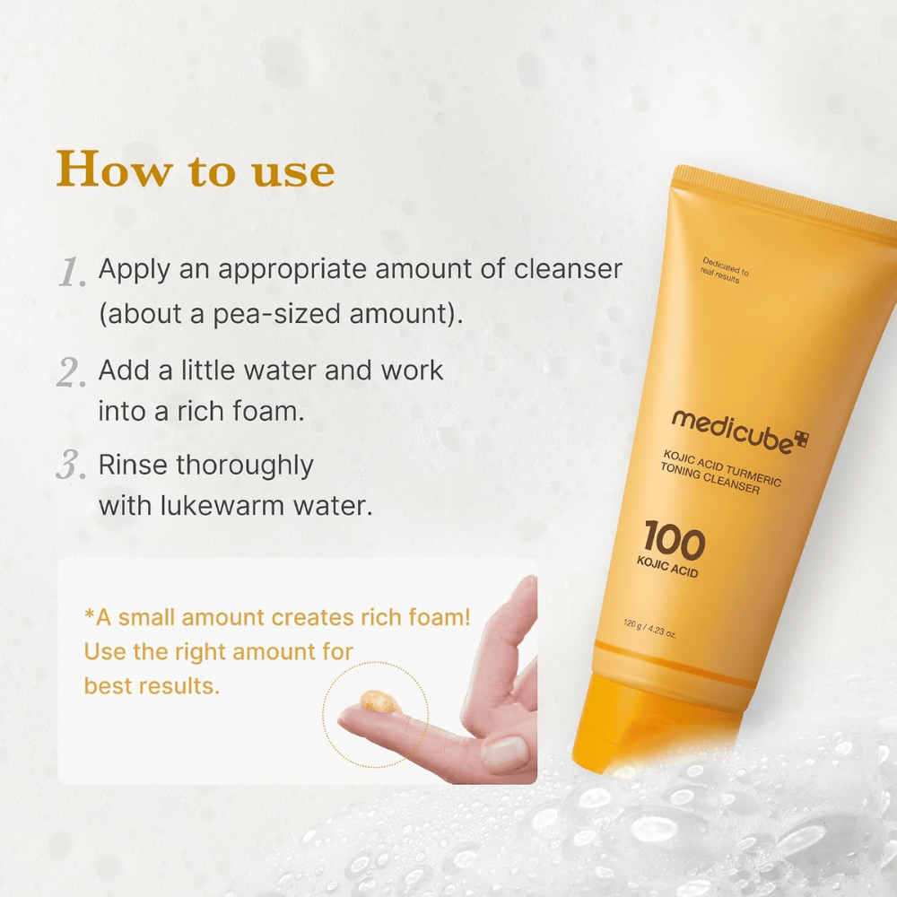 Medicube Kojic Acid Turmeric Toning Cleanser con instrucciones de uso en tres pasos. Tubo limpiador amarillo y gel en la yema del dedo que muestra la dosificación.