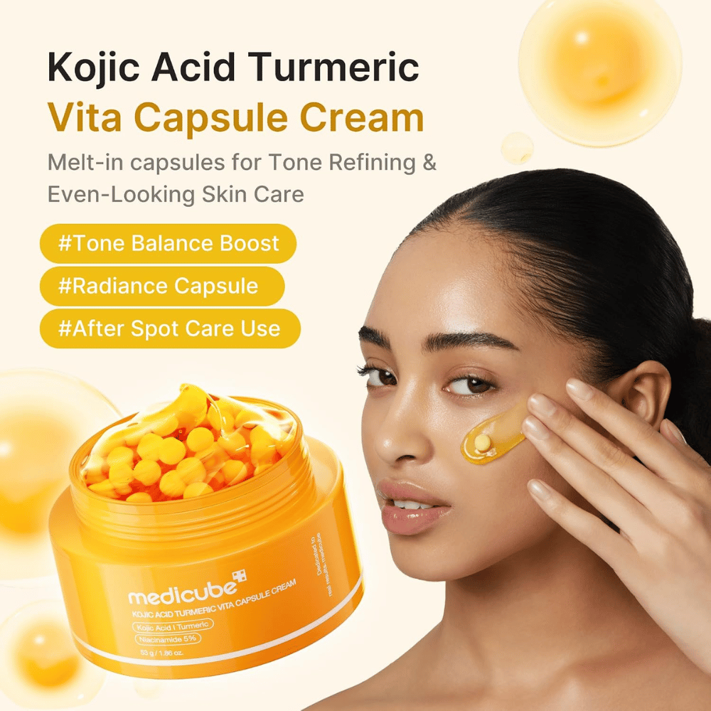 4. Medicube Kojic Acid Turmeric Vita Capsule Cream – crema facial iluminadora con cápsulas aplicada en la mejilla