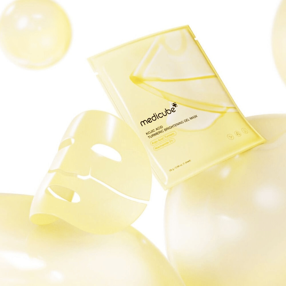 Medicube Kojic Acid Turmeric Brightening Gel Mask – mascarilla de gel iluminadora con ácido kójico y cúrcuma, visible en mascarilla de hoja transparente y empaque amarillo.