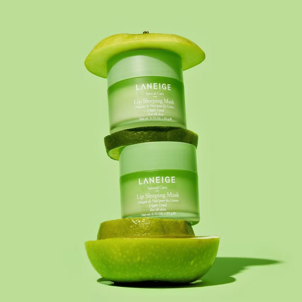 Dos tarros de LANEIGE's Lip Sleeping Mask Apple Lime 20g apilados uno sobre otro y proporcionan hidratación.
