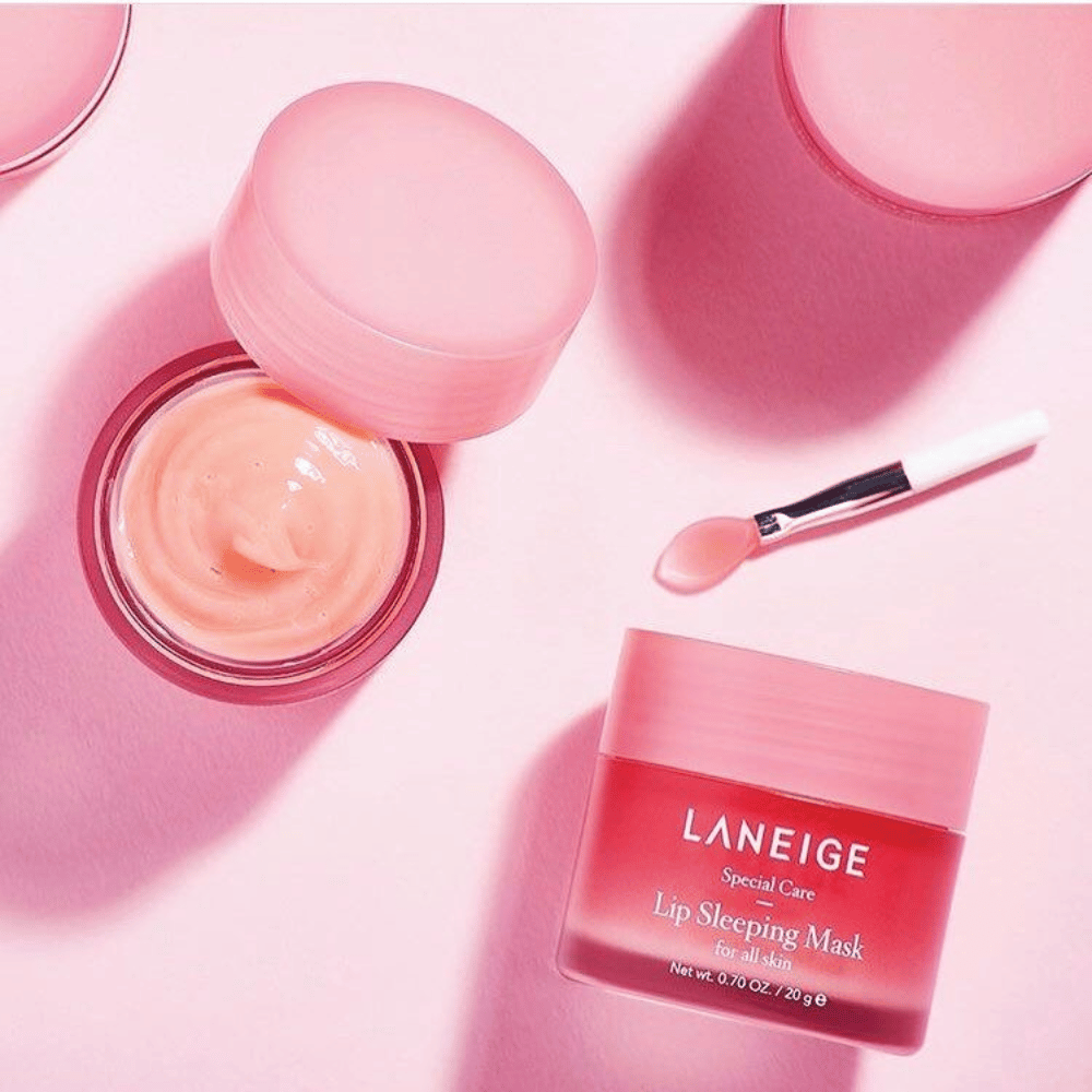 K-beauty's Laneige's Lip Sleeping Mask Berry 20g sobre fondo rosa.