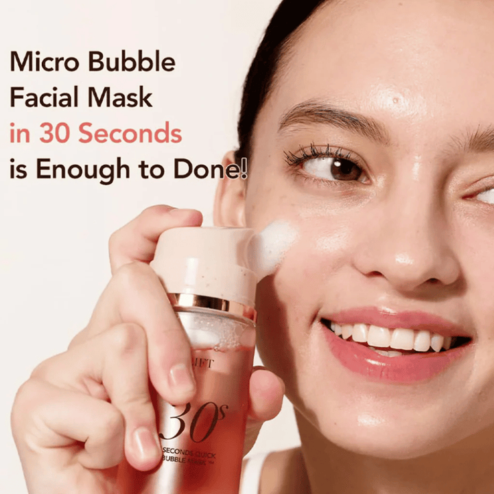 Imagen de estilo de vida donde una modelo aplica MENOKIN bubble mask directamente sobre la piel con microburbujas, junto con texto que enfatiza el cuidado facial rápido en 30 segundos.
