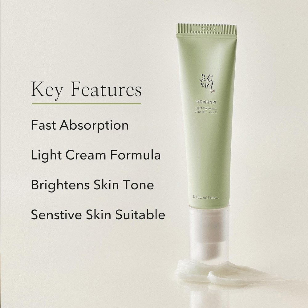 Beauty of Joseon Light On Serum con Centella y vitamina C, se muestra de pie con crema exprimida en la base. Las características clave se enumeran al lado: rápida absorción, fórmula de crema ligera, mejora del tono de la piel y adecuada para piel sensible.