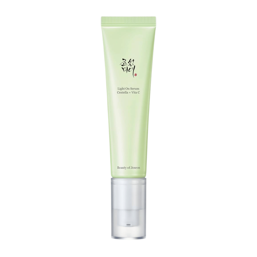 Beauty of Joseon Light On Serum en un tubo verde claro con bomba, que contiene Centella y vitamina C para el cuidado de la piel que da luminosidad.