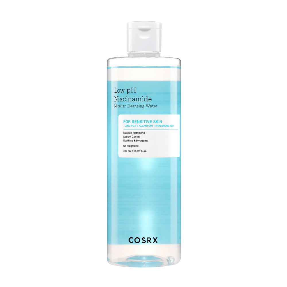 Botella con COSRX Low pH Niacinamide Micellar Cleansing Water, diseñada para piel sensible.