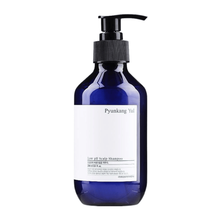 Imagen de producto recortada y elegante de Pyunkang Yul Low pH Scalp Shampoo en botella azul con dispensador y diseño minimalista.