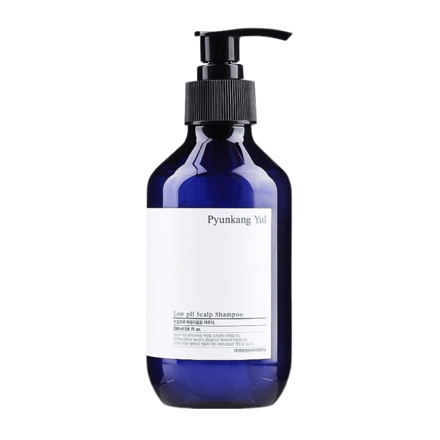 Imagen de producto recortada y elegante de Pyunkang Yul Low pH Scalp Shampoo en botella azul con dispensador y diseño minimalista.