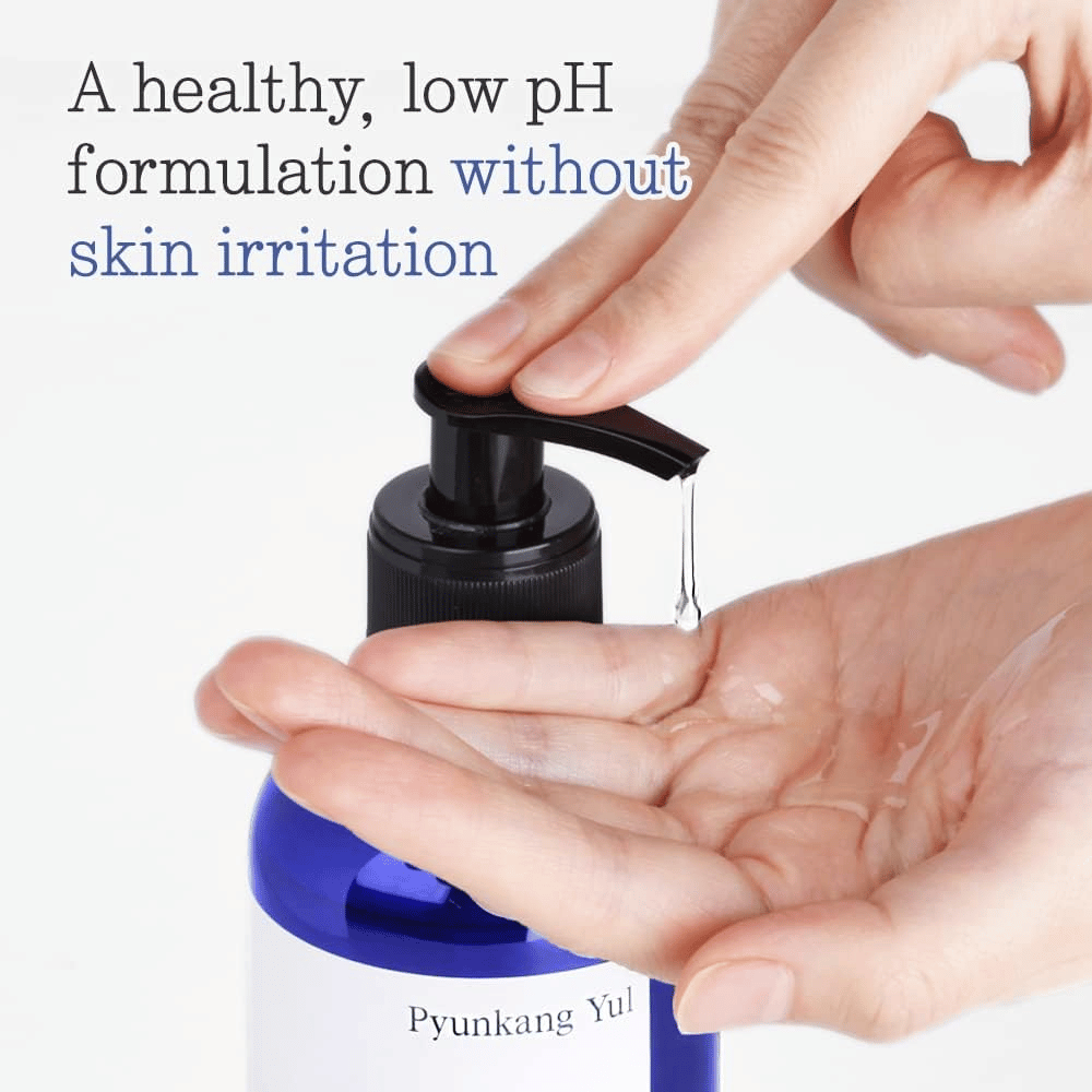 Primer plano de la textura en gel del champú al ser dispensado en la mano, con enfoque en la fórmula de pH bajo y la limpieza suave sin irritación.