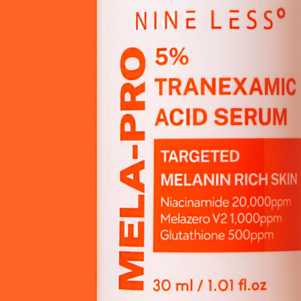 Primer plano de NINE LESS MELA-PRO 5% Tranexamic Acid Serum con 5% de ácido tranexámico, niacinamida y glutatión.