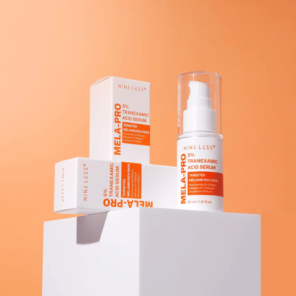 NINE LESS MELA-PRO 5% Tranexamic Acid Serum 30 ml con empaque, suero iluminador contra manchas de pigmentación y tono de piel desigual.