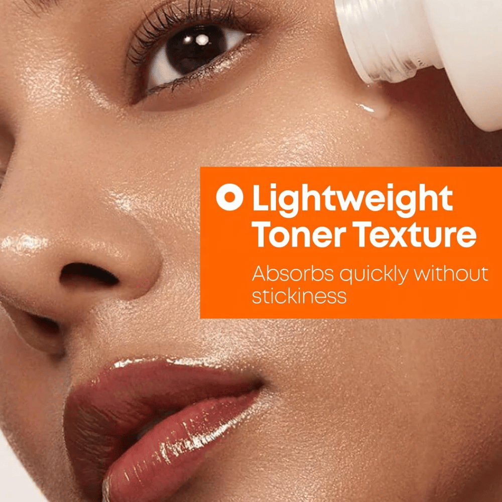 3. NINE LESS MELA-PRO Rice & TXA Toner – modelo con piel hidratada que muestra la textura ligera del tónico y su rápida absorción