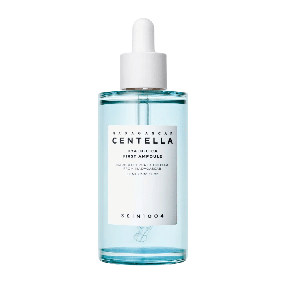 Imagen del producto de Skin1004 Madagascar Centella Hyalu-Cica First Ampoule, botella de 100 ml con etiqueta blanca y pipeta.