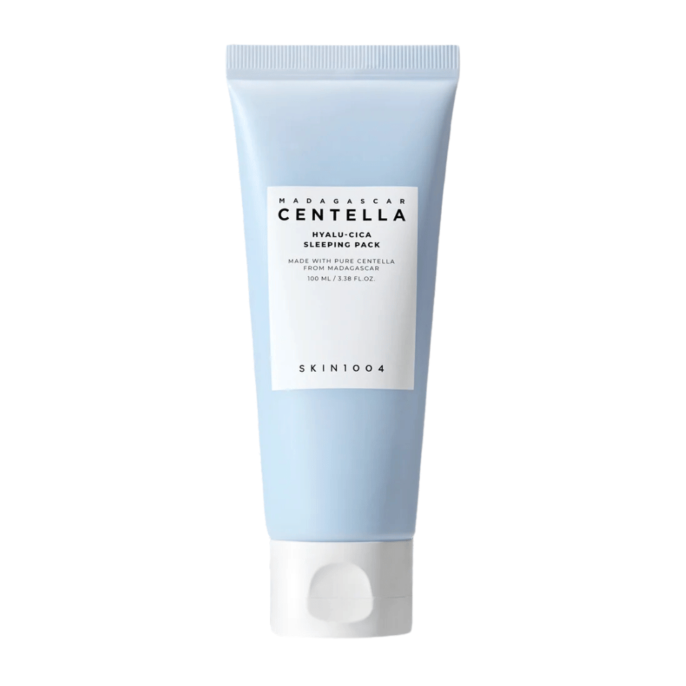 La imagen muestra "Madagascar Centella Hyalu-Cica Sleeping Pack" en un tubo de 100 ml de SKIN1004, un producto de cuidado de la piel para usar durante la noche.
