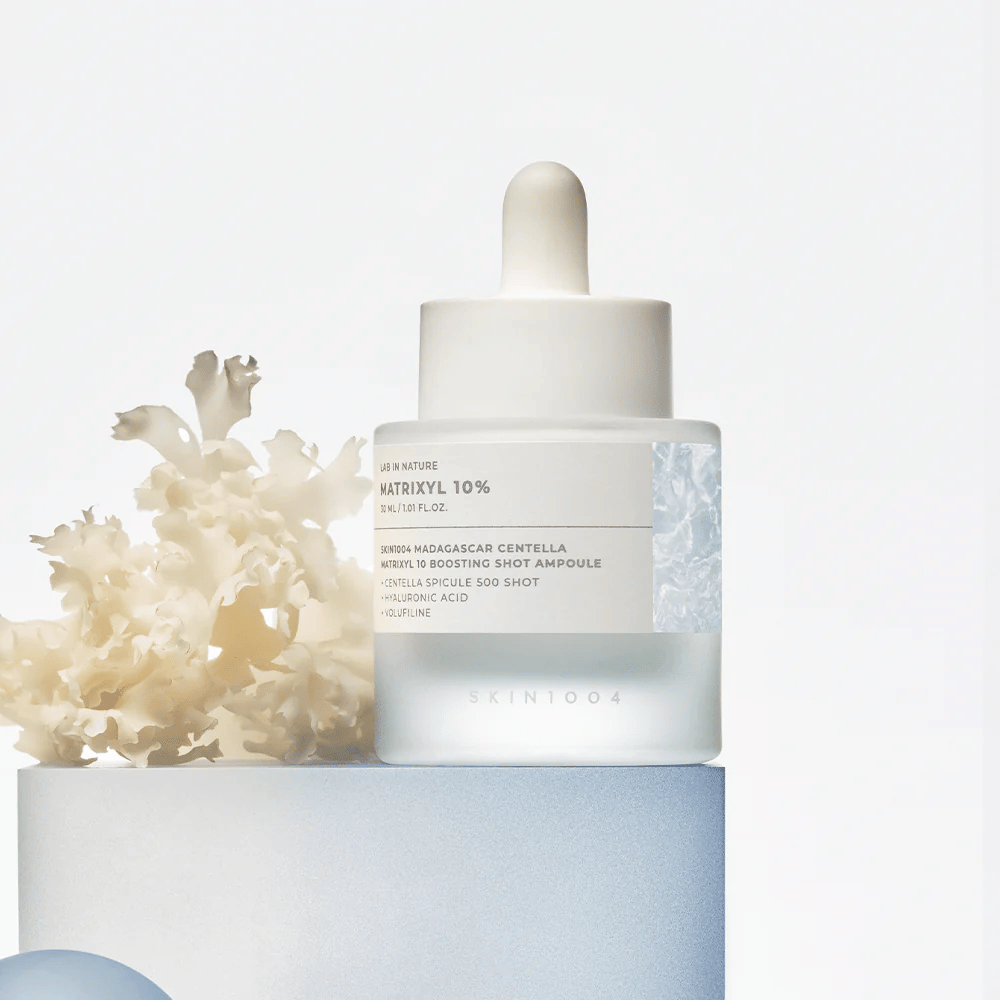 SKIN1004 Madagascar Centella Matrixyl 10 Boosting Shot Ampoule en imagen de estilo de vida – suero anti-edad con péptidos y centella que fortalece la barrera de la piel y proporciona firmeza.