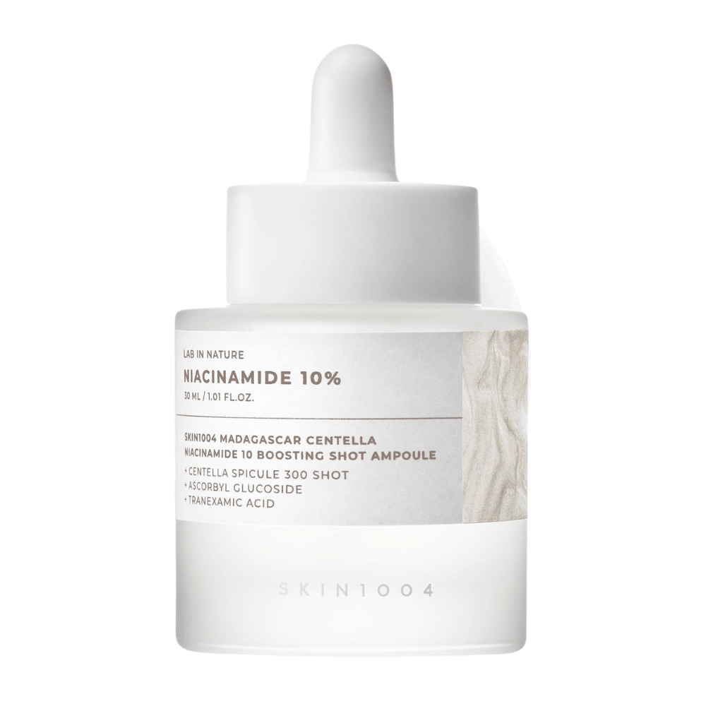 SKIN1004 Madagascar Centella Niacinamide 10 Boosting Shot Ampoule sobre fondo blanco – suero de niacinamida de alta concentración para una piel más clara, brillo y producción de sebo equilibrada.