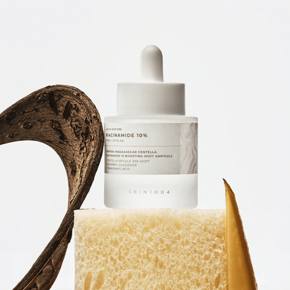 SKIN1004 Madagascar Centella Niacinamide 10 Boosting Shot Ampoule en imagen de estilo de vida – suero facial que ayuda a reducir el tono de piel desigual y fortalecer la barrera cutánea.