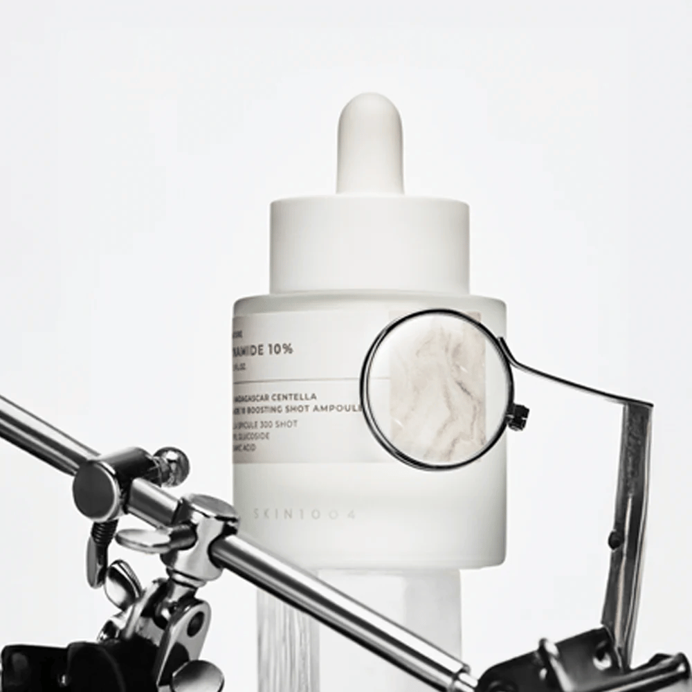 Imagen detallada de SKIN1004 Madagascar Centella Niacinamide 10 Boosting Shot Ampoule que destaca el enfoque en ingredientes y fórmula activa para una piel más clara y una estructura de piel uniforme.