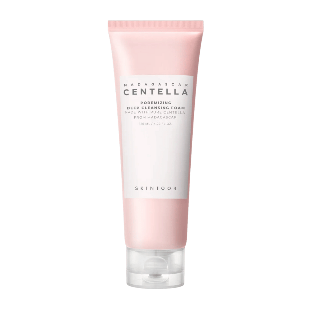 Madagascar Centella Poremizing Deep Cleansing Foam es un producto de limpieza para el rostro, presentado en un tubo rosa. Los tubos contienen 125 ml y están hechos con centella pura de Madagascar para limpiar y refinar eficazmente los poros de la piel.