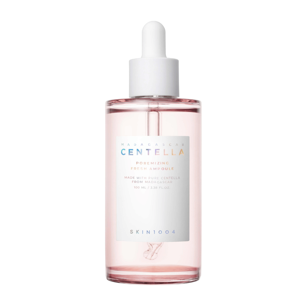 Botella transparente con líquido rosa y gotero blanco, SKIN1004 Madagascar Centella Poremizing Fresh Ampoule, sobre fondo blanco.
