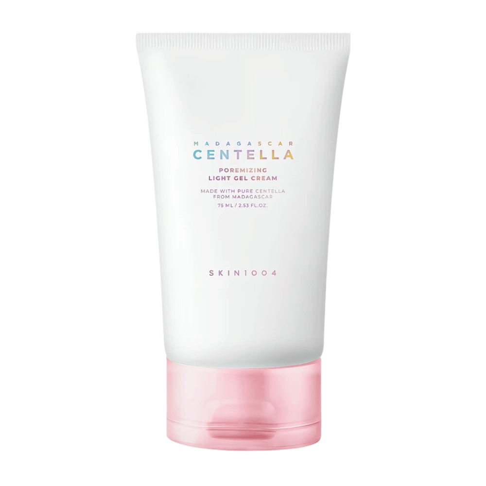 Madagascar Centella Poremizing Light Gel Cream se presenta en un tubo blanco y rosa. El producto está hecho con centella pura de Madagascar y tiene una consistencia ligera similar a un gel, lo que lo hace ideal para reducir poros y proporcionar una sensación fresca.