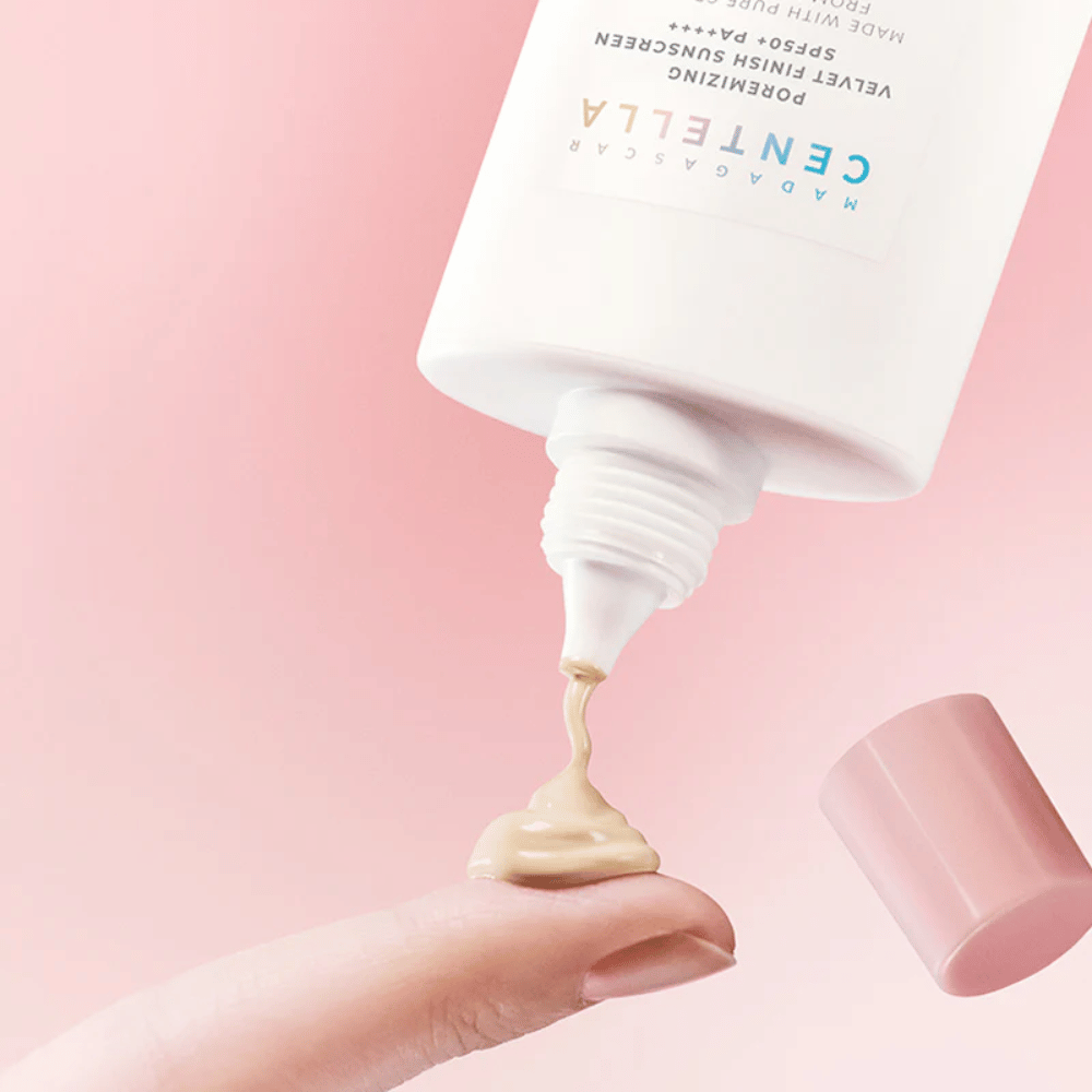 La textura cremosa de SKIN1004 Madagascar Centella Poremizing Velvet Finish Sunscreen SPF 50+ PA++++ se funde con la piel y ofrece un acabado natural y aterciopelado sin sensación pegajosa.