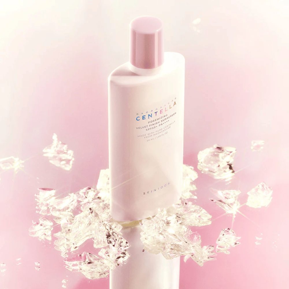 SKIN1004 Madagascar Centella Poremizing Velvet Finish Sunscreen SPF 50+ PA++++ con fórmula ligera que se absorbe fácilmente y proporciona una protección duradera con una sensación suave y aterciopelada.