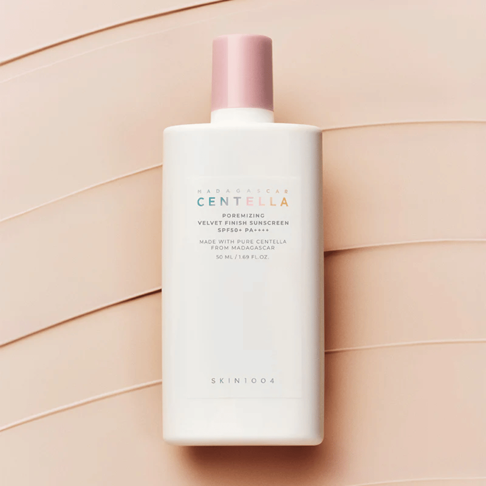 SKIN1004 Madagascar Centella Poremizing Velvet Finish Sunscreen SPF 50+ PA++++ con Centella Asiatica que calma la piel y deja un acabado mate agradable, sin residuo blanco.