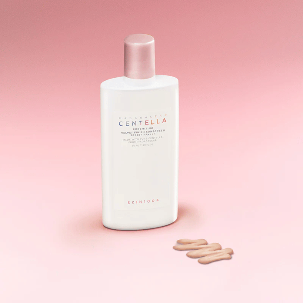 SKIN1004 Madagascar Centella Poremizing Velvet Finish Sunscreen SPF 50+ PA++++ – crema solar ligera con acabado aterciopelado que protege la piel y ayuda a controlar el brillo.