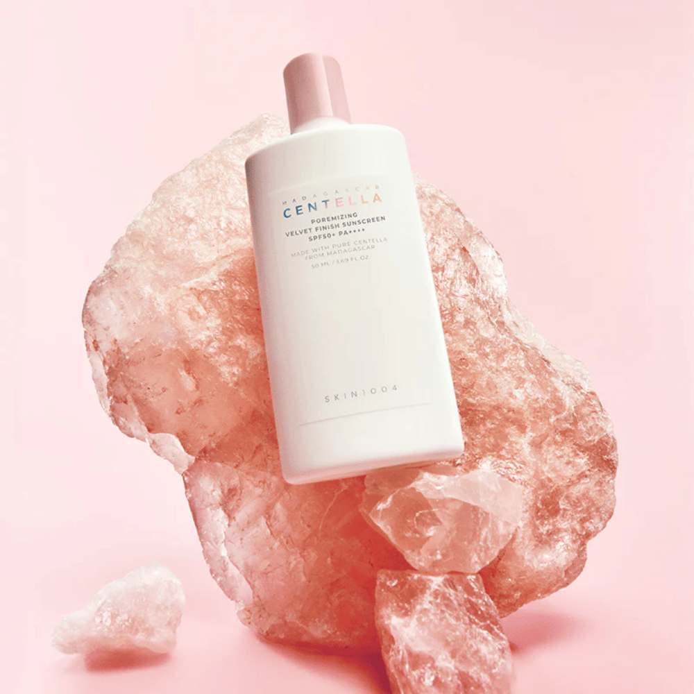 SKIN1004 Madagascar Centella Poremizing Velvet Finish Sunscreen SPF 50+ PA++++ con Centella Asiatica de Madagascar que calma la piel y proporciona un acabado suave y naturalmente mate.