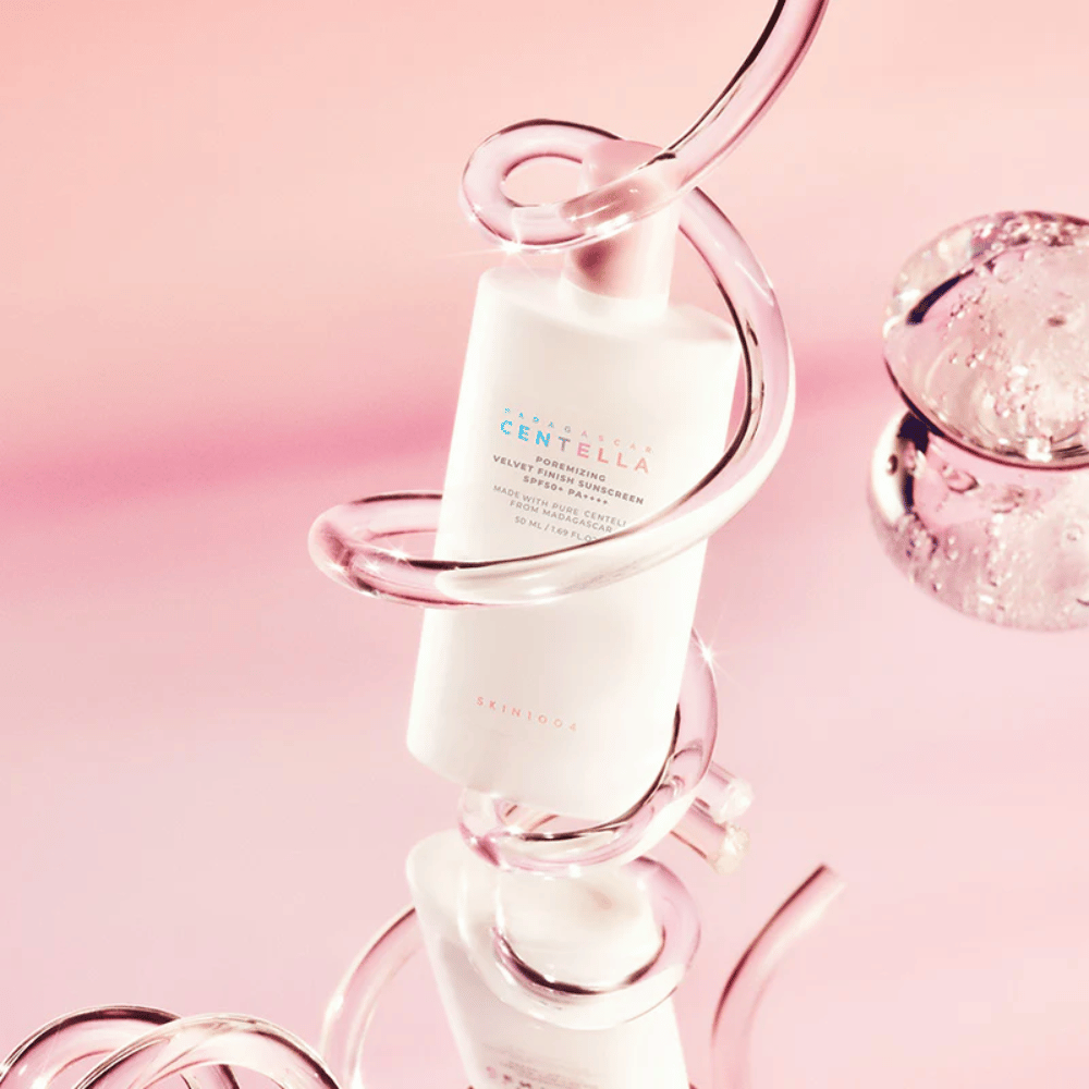 SKIN1004 Madagascar Centella Poremizing Velvet Finish Sunscreen SPF 50+ PA++++ con acabado aterciopelado que protege la piel de los rayos UVA y UVB al mismo tiempo que ayuda a minimizar la visibilidad de los poros.