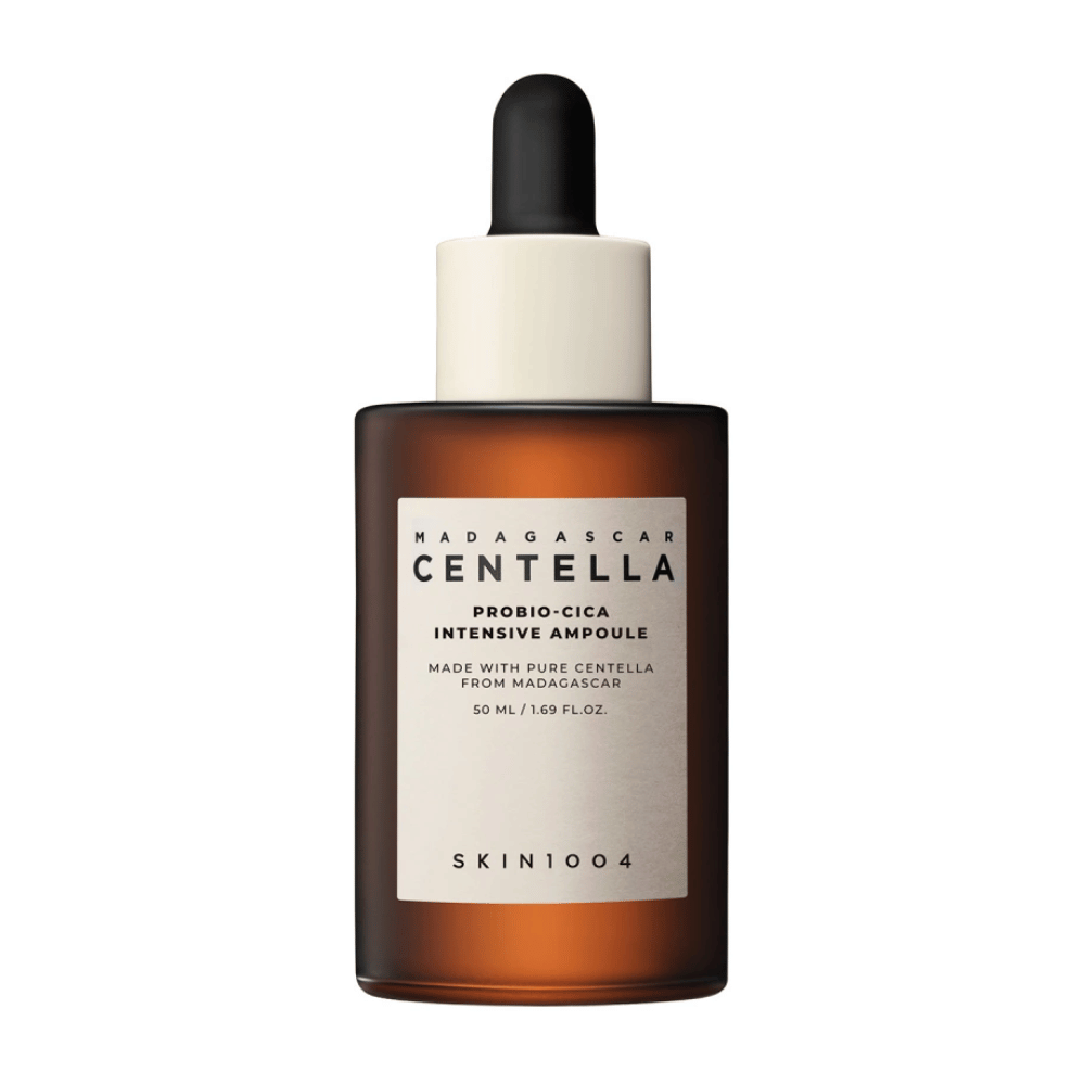 Botella con "Madagascar Centella Probio-Cica Intensive Ampoule" de SKIN1004, cuidado de la piel con centella de Madagascar.