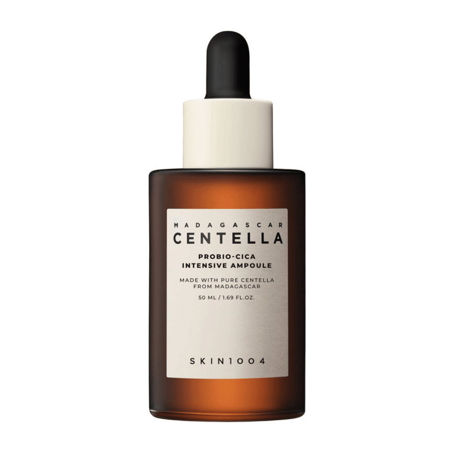 Flaska med "Madagascar Centella Probio-Cica Intensive Ampoule" från SKIN1004, hudvård med centella från Madagaskar.