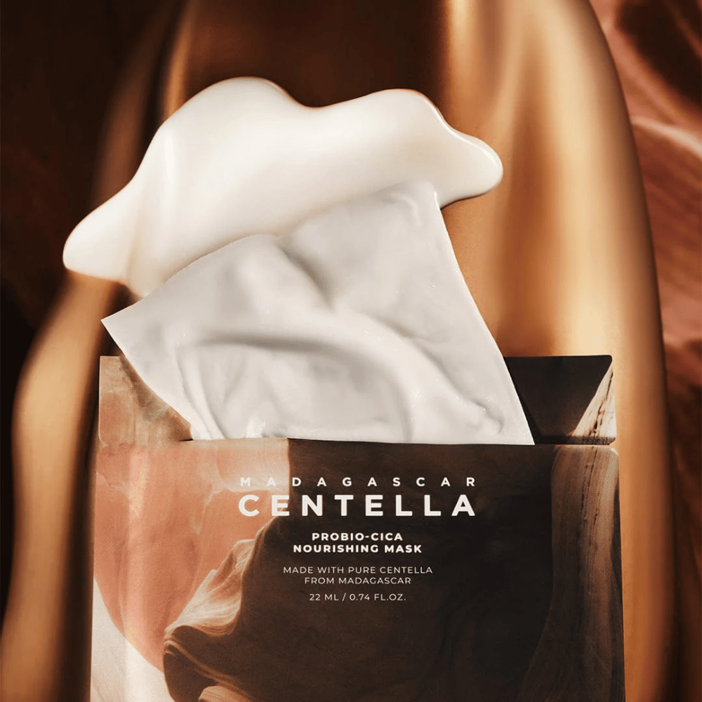 Envase con Sheet mask extraída que muestra una esencia rica y un efecto hidratante.