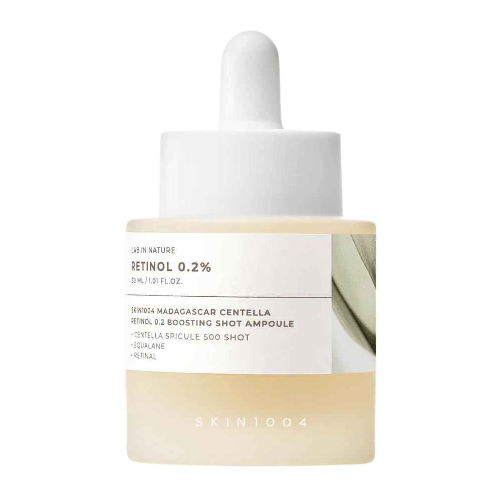 SKIN1004 Madagascar Centella Retinol 0.2 Boosting Shot Ampoule de pie sobre fondo blanco – suero de retinol suave pero eficaz para líneas finas, piel más uniforme y mayor elasticidad.