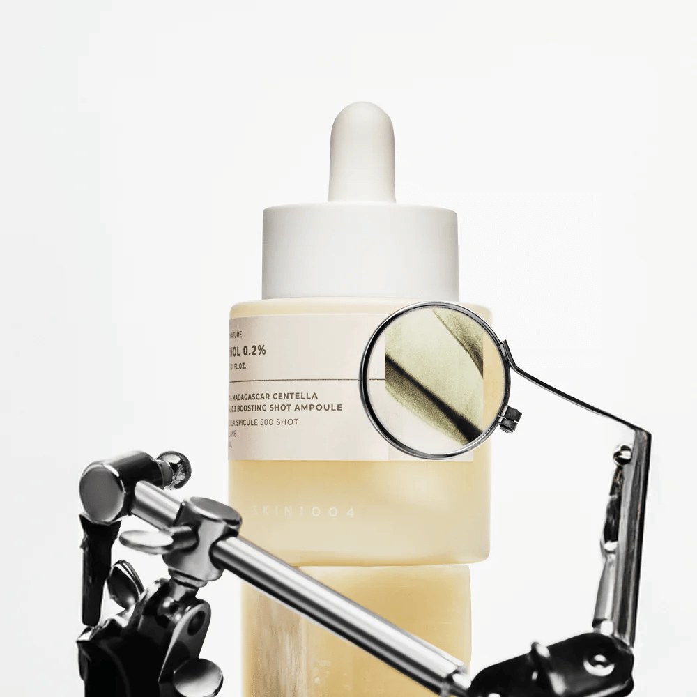 Imagen detallada de SKIN1004 Madagascar Centella Retinol 0.2 Boosting Shot Ampoule que resalta la fórmula activa con retinol, espícula de centella y squalane para una renovación eficaz de la piel.