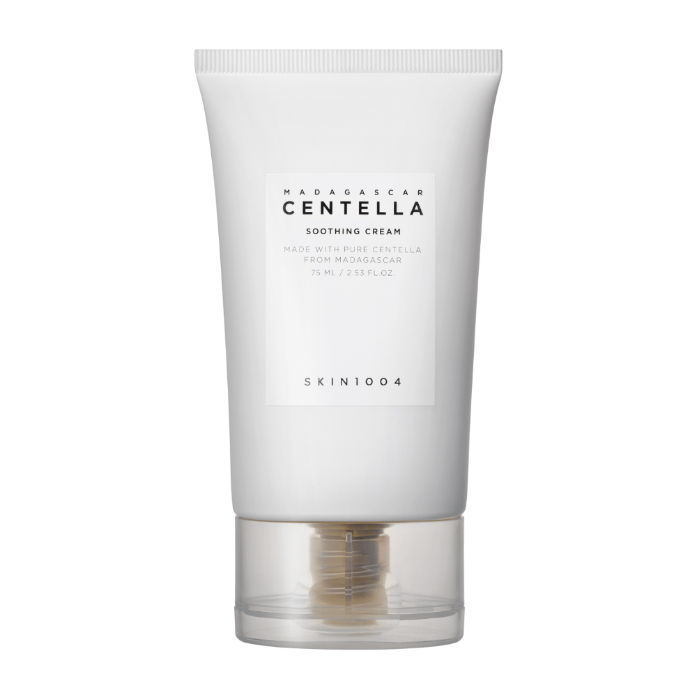 Un tubo blanco de Madagascar Centella Soothing Cream de SKIN1004 con tapa transparente. El texto en el tubo describe el producto como calmante y fabricado con Centella pura de Madagascar. El tubo contiene 75 ml / 2.53 fl. oz.