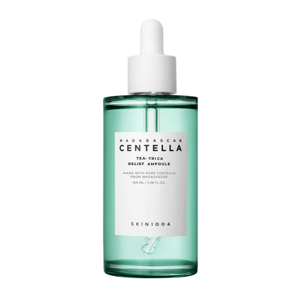 Botella verde translúcida con etiqueta blanca y pipeta – SKIN1004 Madagascar Centella Tea-Trica Relief Ampoule 100 ml contra fondo blanco.