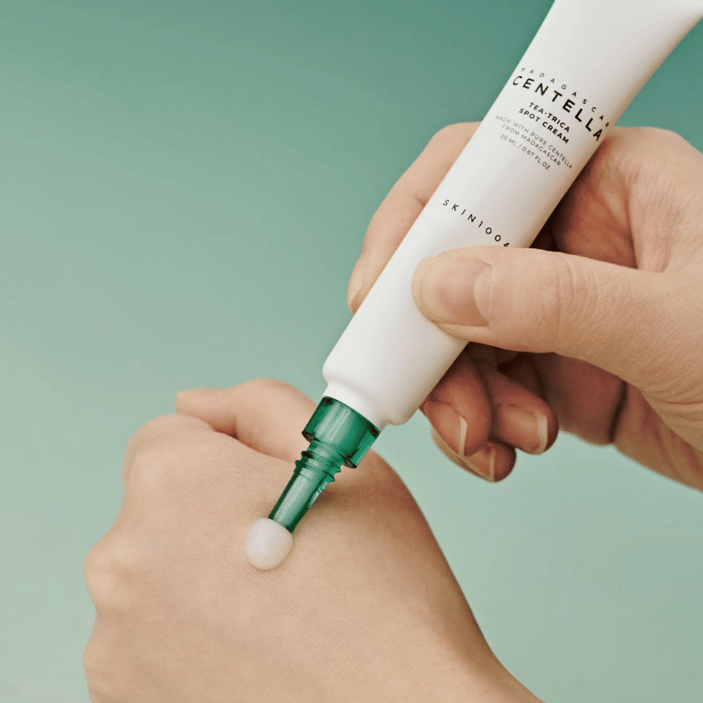 Aplicación de SKIN1004 Madagascar Centella Tea-Trica Spot Cream en la piel – tratamiento dirigido contra granos, imperfecciones y áreas inflamadas.