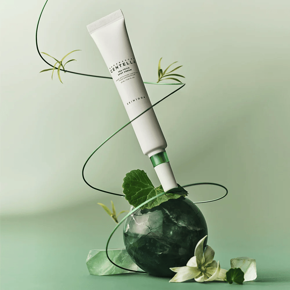 SKIN1004 Tea-Trica Spot Cream con centella asiática e ingredientes botánicos – crema coreana para el acné para calmar la irritación y reducir el enrojecimiento.