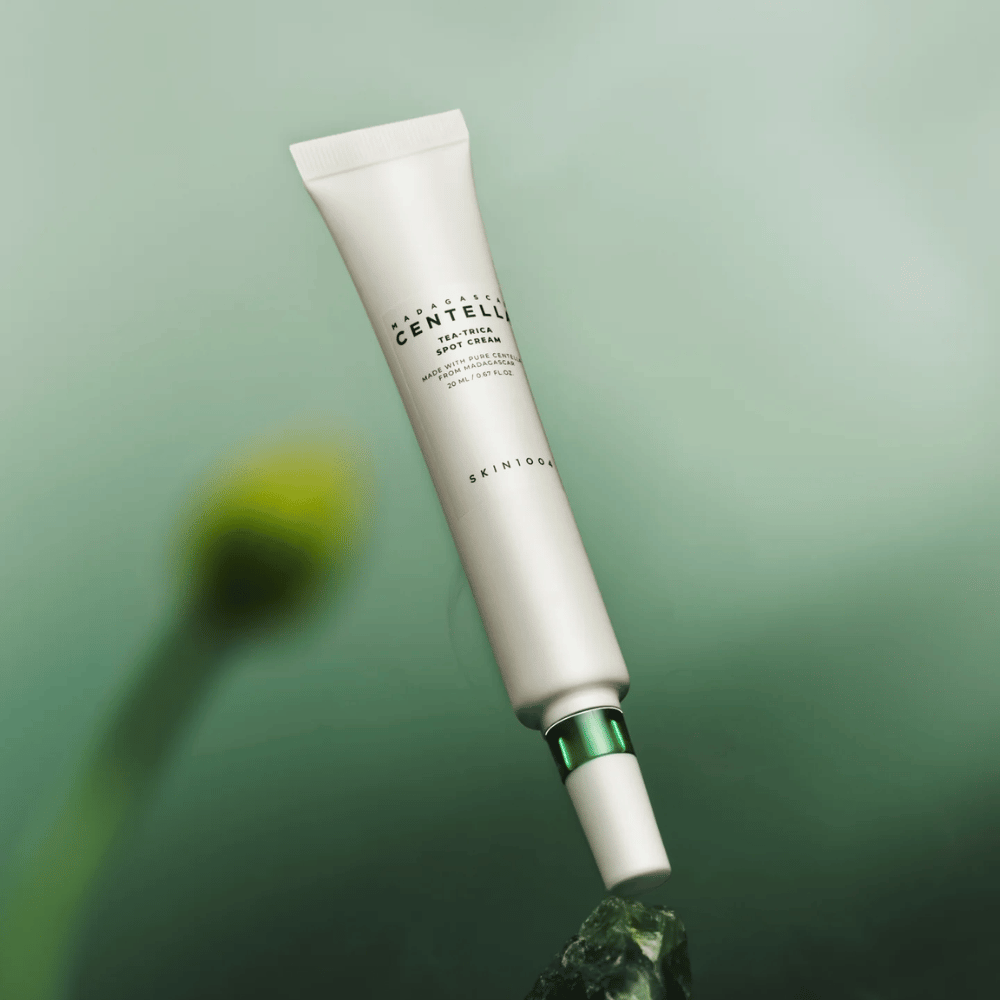 SKIN1004 Madagascar Centella Tea-Trica Spot Cream flotando contra un fondo verde – spot efectivo treatment para piel propensa al acné con centella de Madagascar.