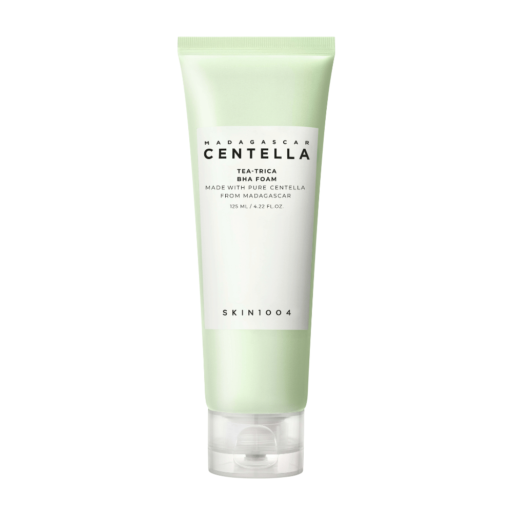 El producto "Madagascar Centella Tea-trica BHA Foam" se presenta en un tubo verde y blanco. Está diseñado para limpiar la piel y contiene Centella pura de Madagascar. El volumen es de 125 ml.