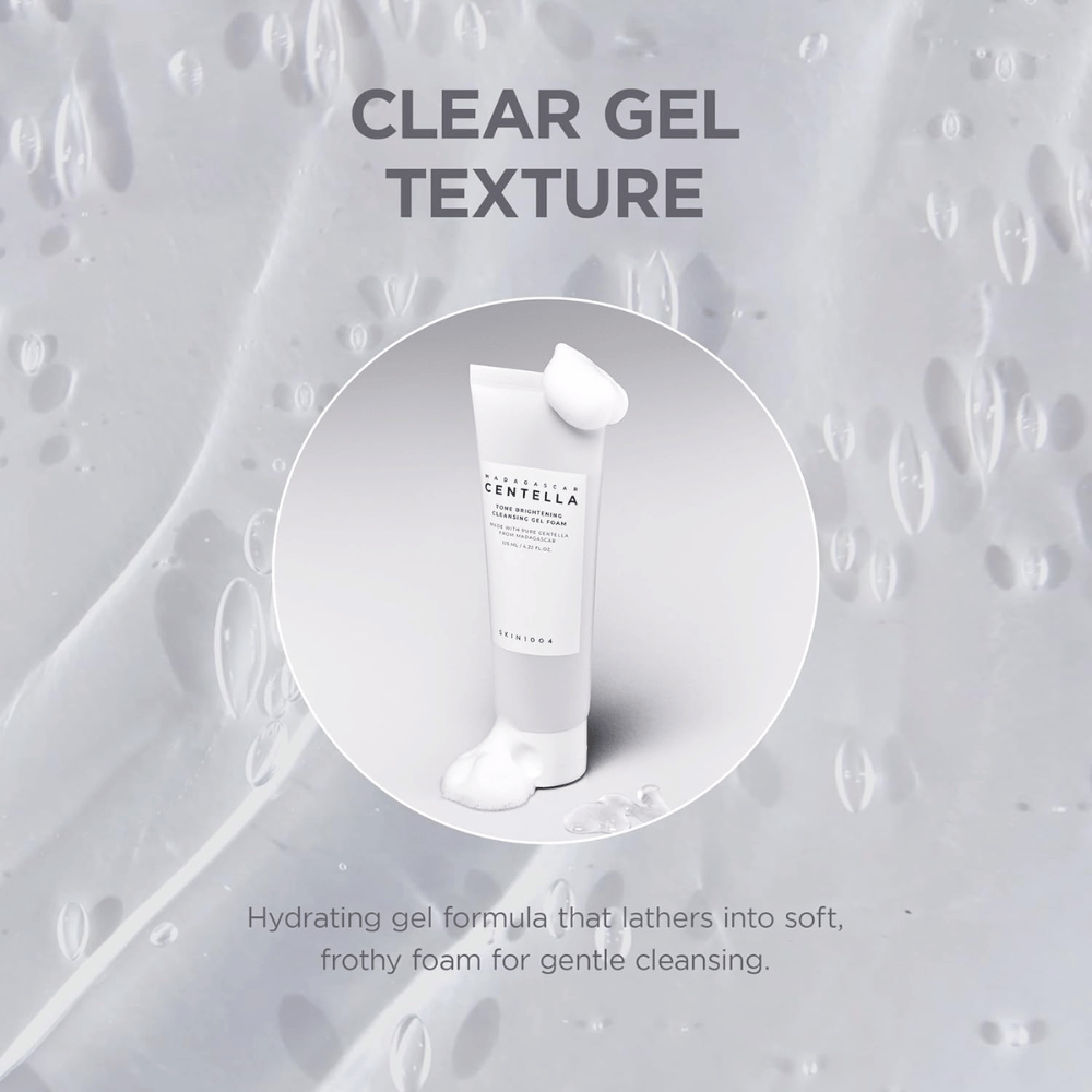 Primer plano que muestra la textura de gel transparente del producto. La imagen ilustra la consistencia ligera y fresca que se transforma en una espuma suave durante el uso.