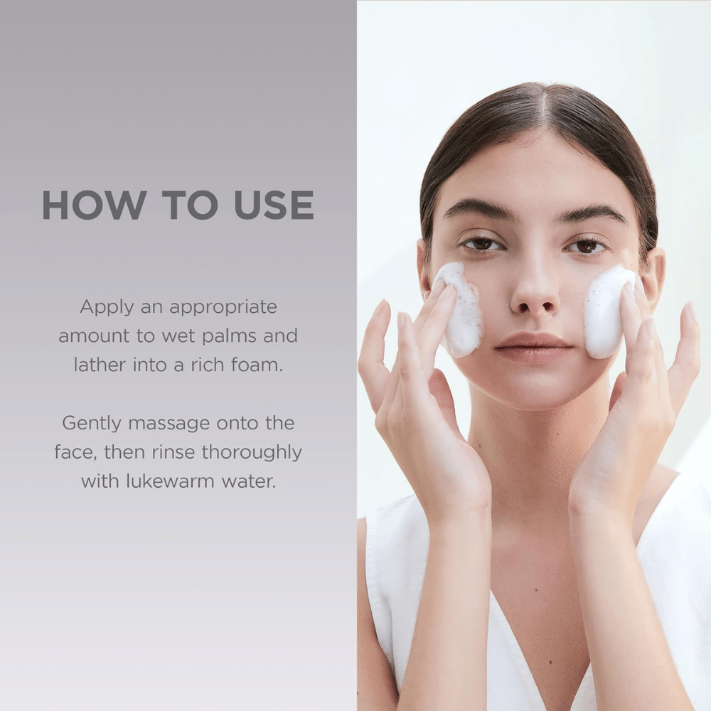 Imagen instructiva con una modelo que muestra cómo se utiliza el producto. El enfoque está en la aplicación en el rostro y en cómo la limpieza se integra en la rutina diaria de cuidado de la piel.