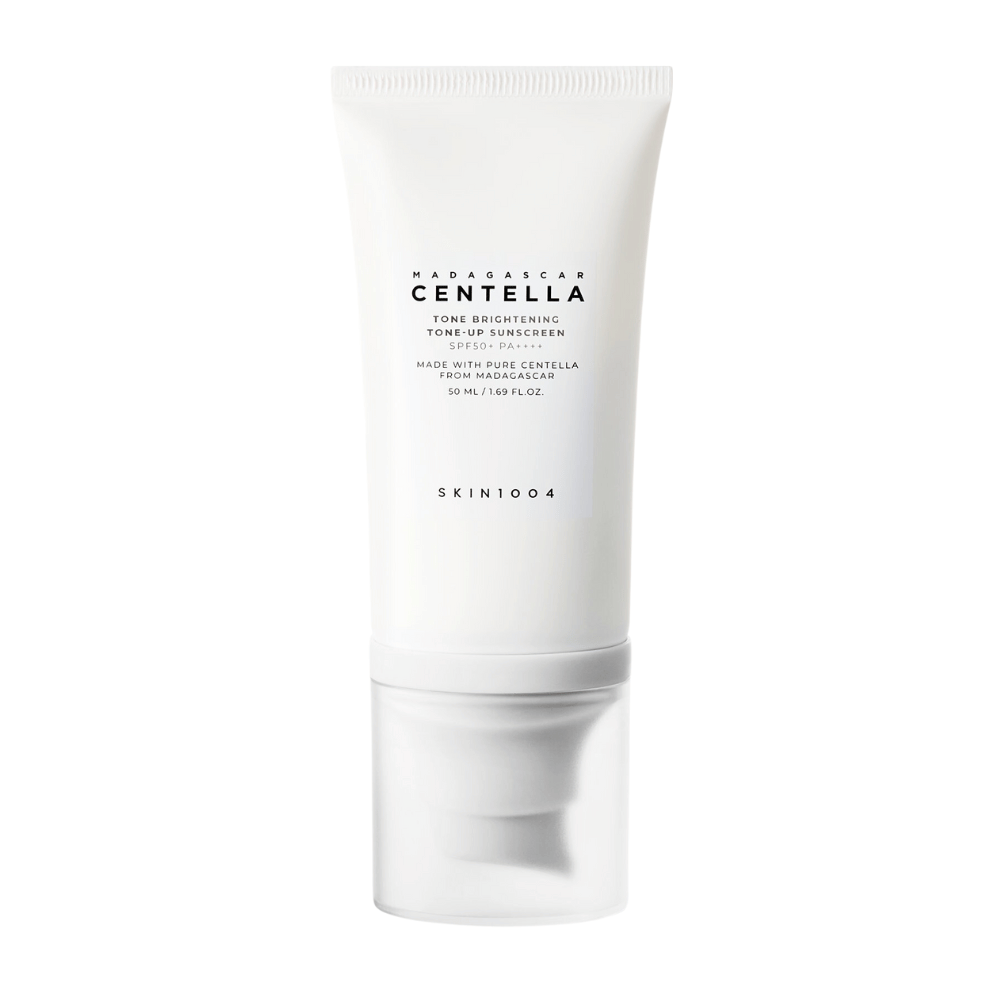 Un tubo con Madagascar Centella Tone Brightening Tone-Up Sunscreen de SKIN1004. El tubo es blanco con texto negro y contiene 50 ml. El producto tiene SPF 50+ PA++++ y está fabricado con Centella pura de Madagascar.